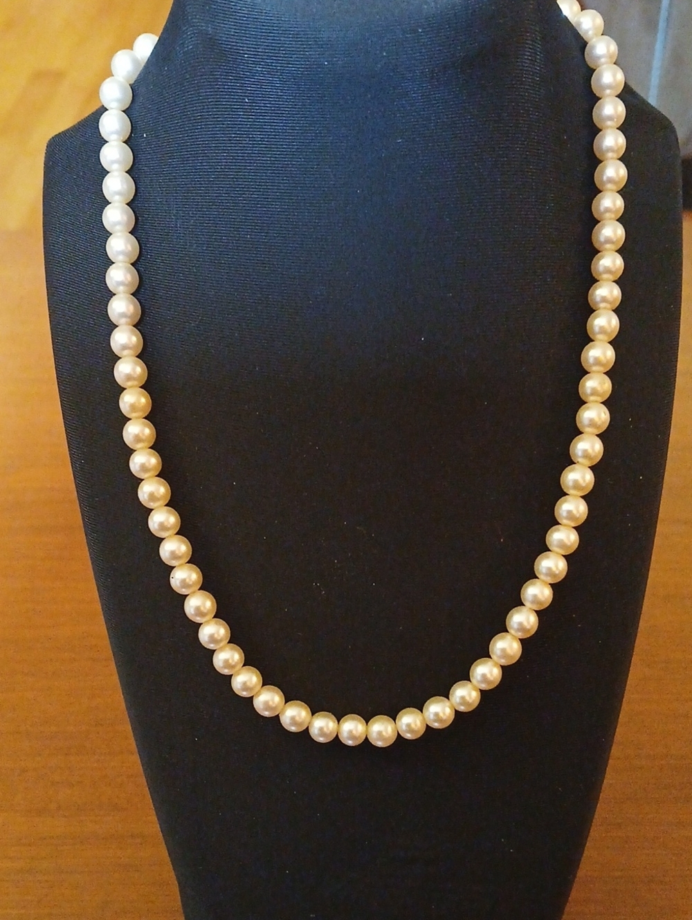 Classic Cream Pearl Necklace - Elegant Women's Jewelry